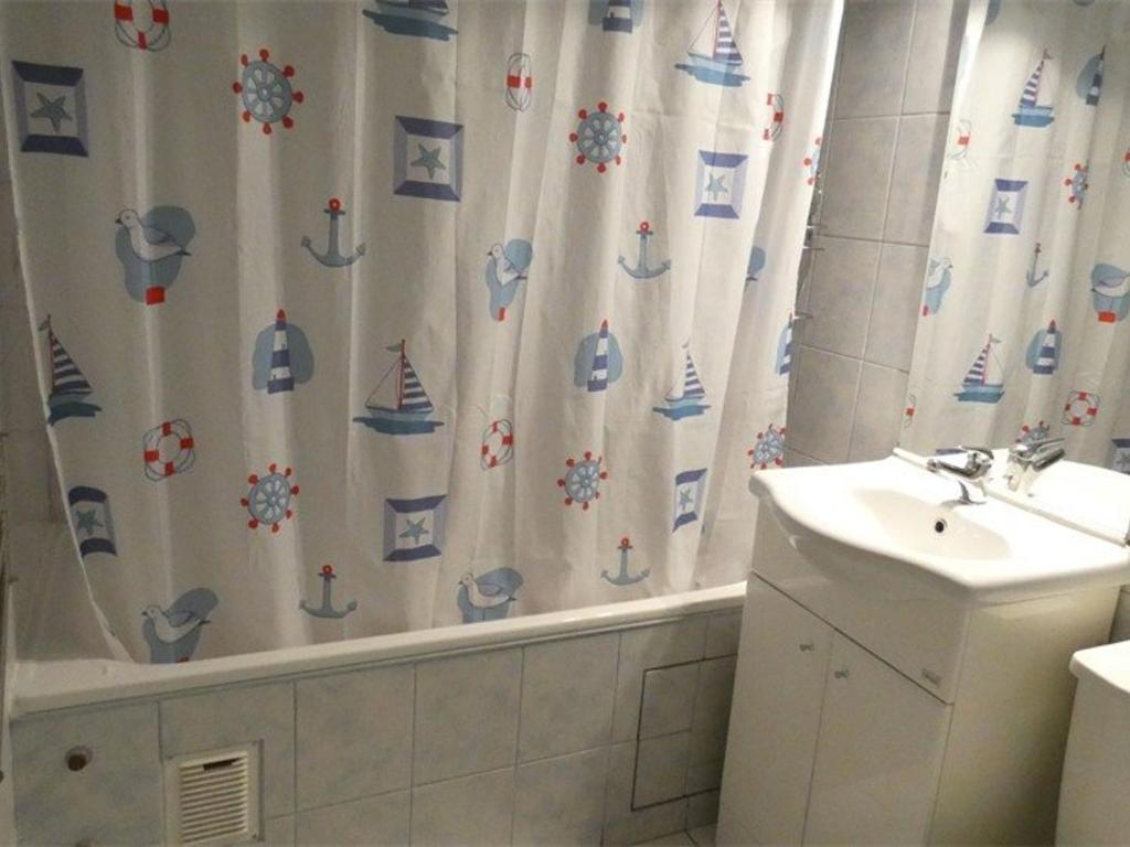 Kúpeľňa v ubytovaní Studio cosy 4 pers, St Lary Soulan, pied des pistes, parking, TV, kitchenette équipée - FR-1-457-324