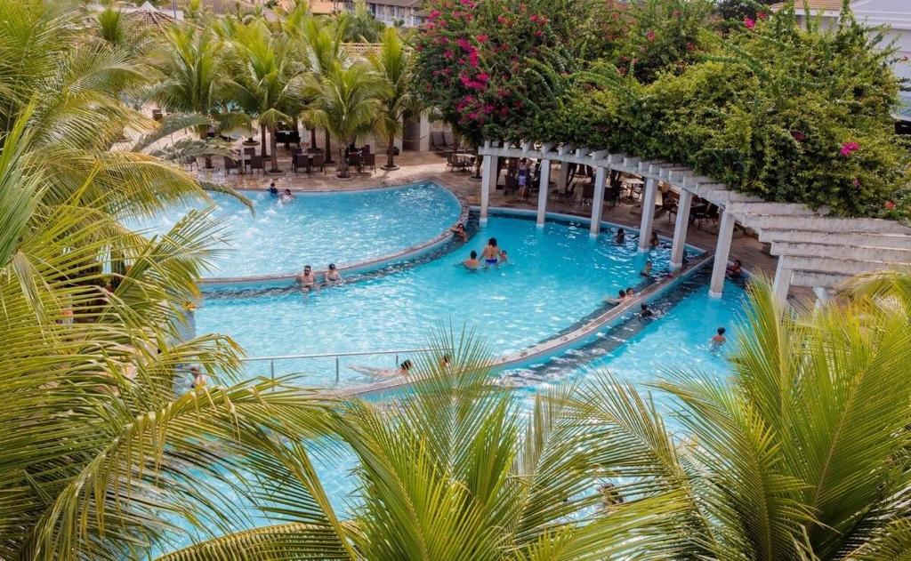 una vista aérea de una piscina en un complejo en Resort Lacqua Park DiRoma, en Caldas Novas