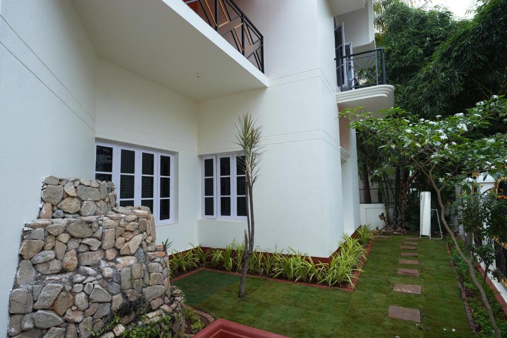 Un jardín fuera de Palace Hostel by Borrbo