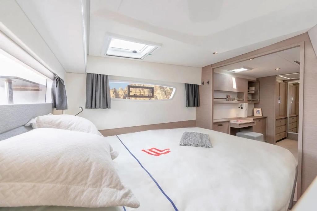 - une chambre avec un lit blanc et une salle de bains dans l'établissement Logement idéal pour les JO 2024, à Marseille