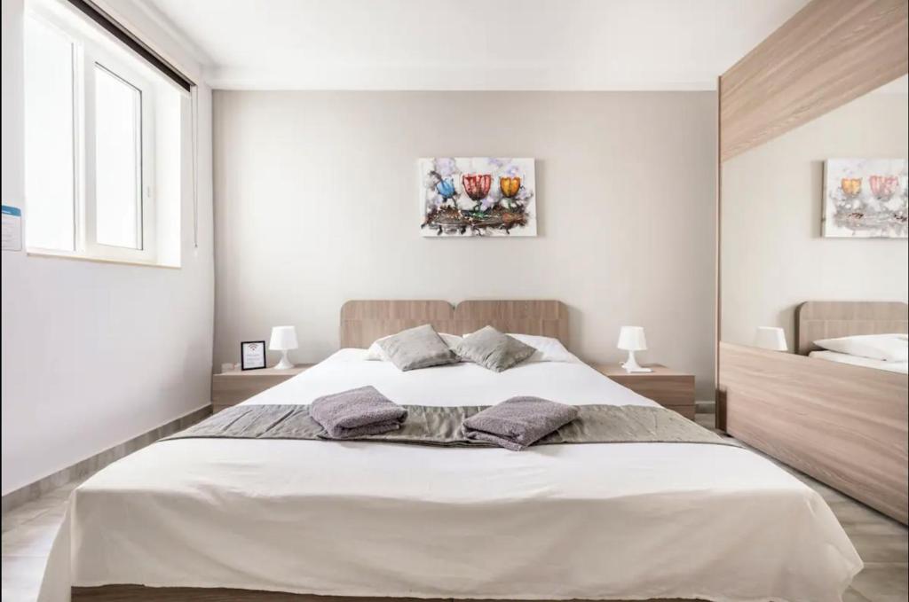 Ένα ή περισσότερα κρεβάτια σε δωμάτιο στο F8 Room 1, Private Double room with private bathroom in shared Flat