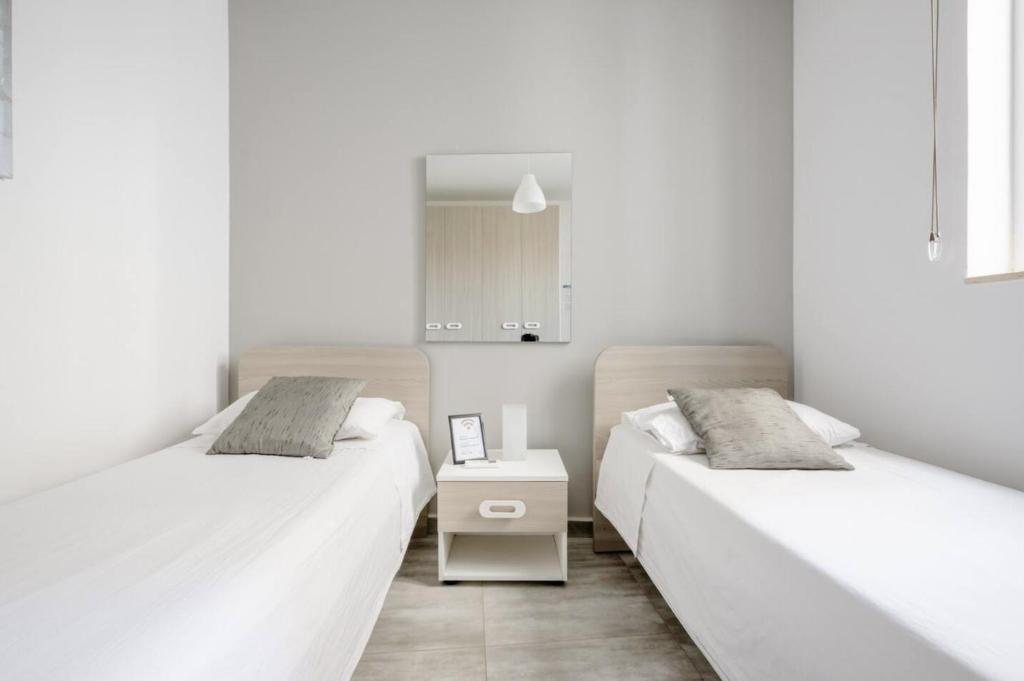 Postel nebo postele na pokoji v ubytování F12 Room 2, Private Room two single beds privated bathroom in shared Flat