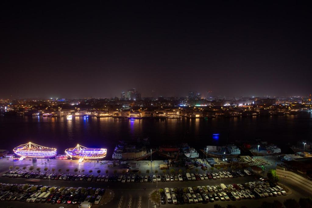 Nespecifikovaný výhled na destinaci Dubaj nebo výhled na město při pohledu z hotelu