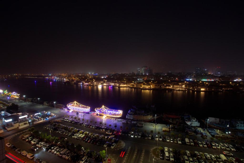 Nespecifikovaný výhled na destinaci Dubaj nebo výhled na město při pohledu z hotelu