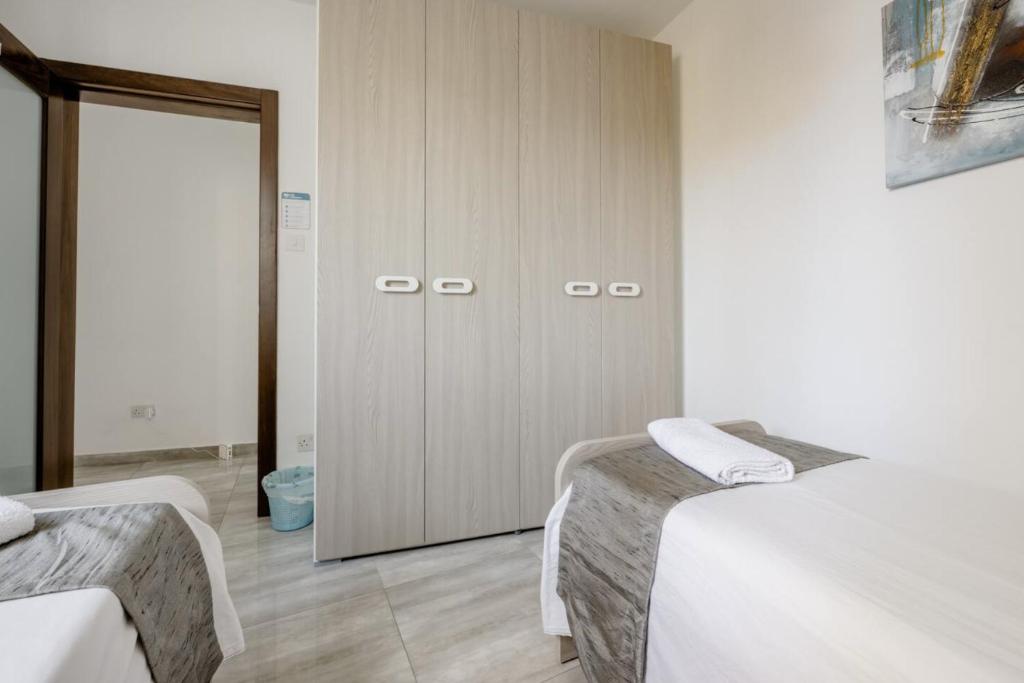 Postel nebo postele na pokoji v ubytování F12 Room 2, Private Room two single beds privated bathroom in shared Flat