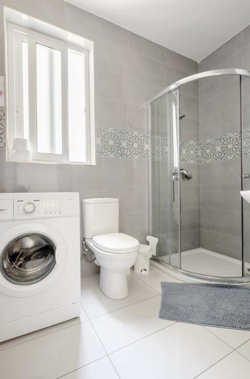 Koupelna v ubytování F12 Room 1, Private Room two single beds shared bathroom in shared Flat