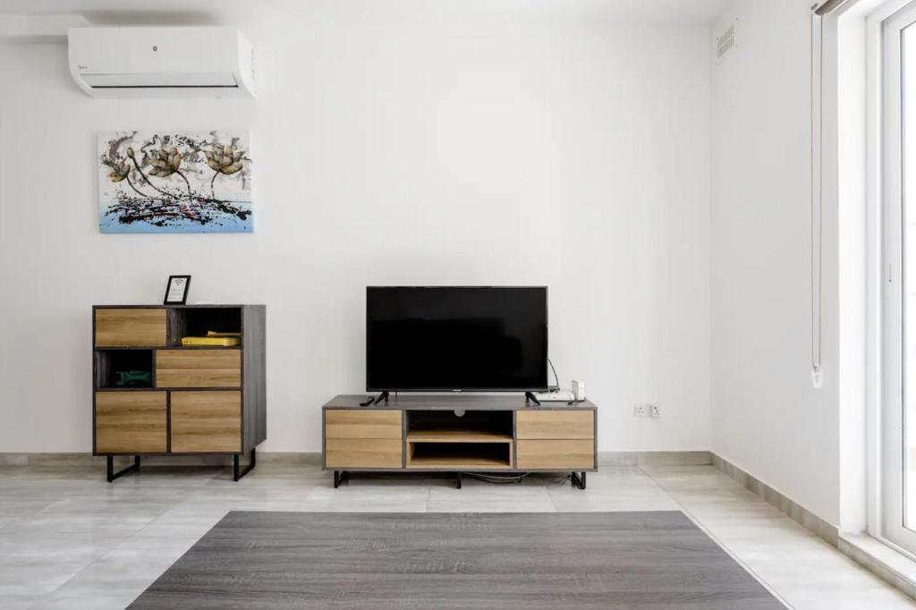 TV a/nebo společenská místnost v ubytování F12 Room 1, Private Room two single beds shared bathroom in shared Flat