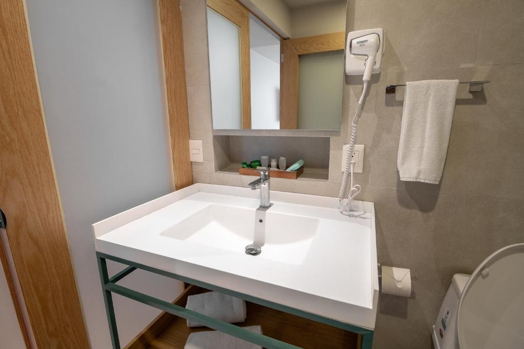 Koupelna v ubytování Oliva Plaza Hotel