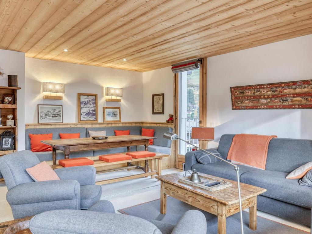 ムジェーヴにあるAppartement Megève, 2 pièces, 4 personnes - FR-1-453-67のリビングルーム(青い椅子、テーブル付)