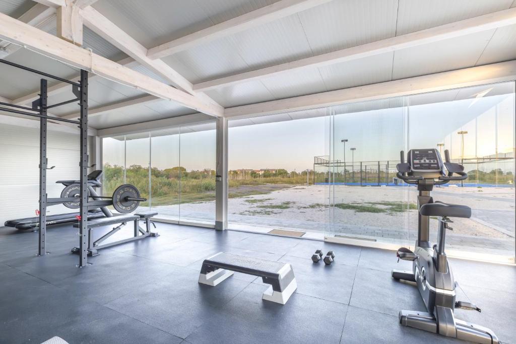 Centrum fitness w obiekcie Hotel S'arena Beach