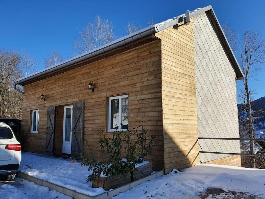 ein kleines Haus mit einem davor geparkt in der Unterkunft T4 La Bresse 6 a 8 couchages in La Bresse