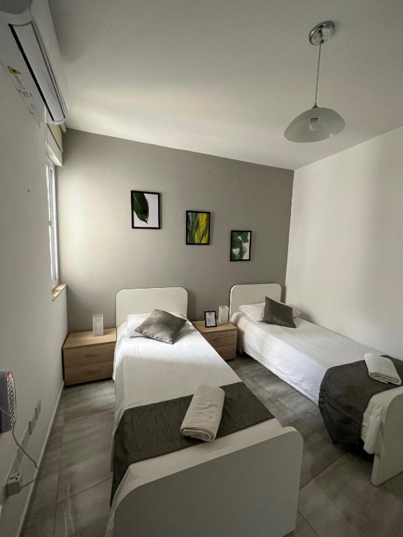 Postel nebo postele na pokoji v ubytování F4 Room 2, Private Room two single beds shared bathroom