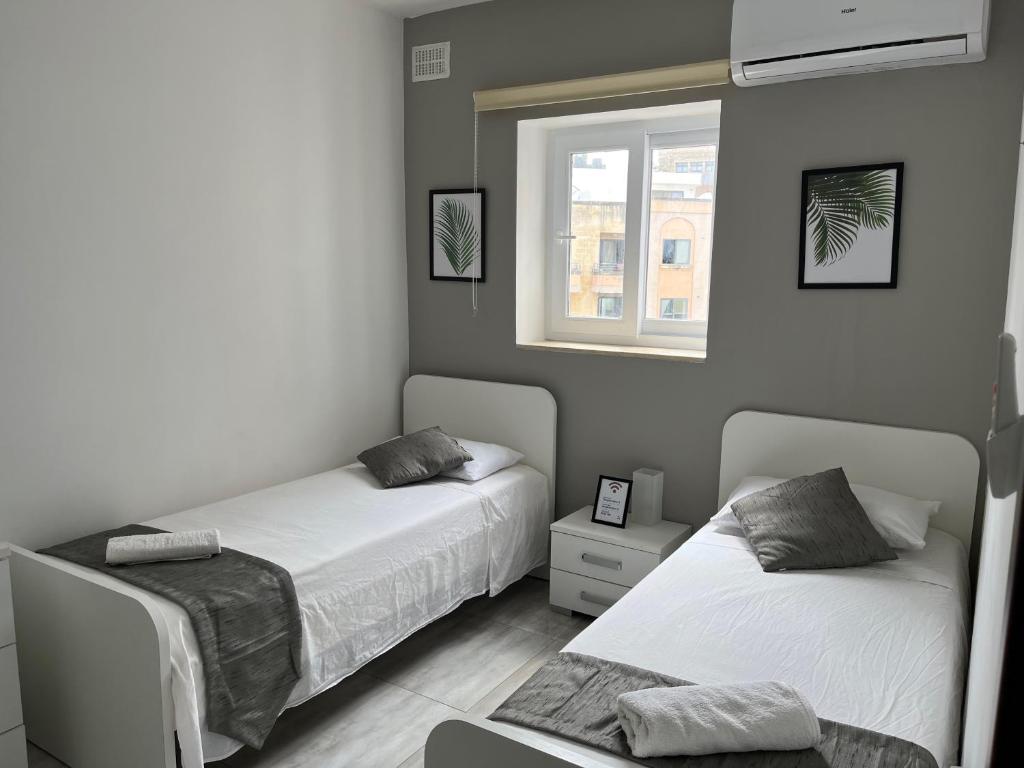 Postel nebo postele na pokoji v ubytování F4 Room 3, Private Room two single beds shared bathroom