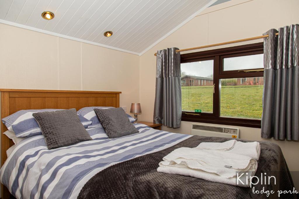 a bedroom with a bed and a window at Rutland in Richmond
