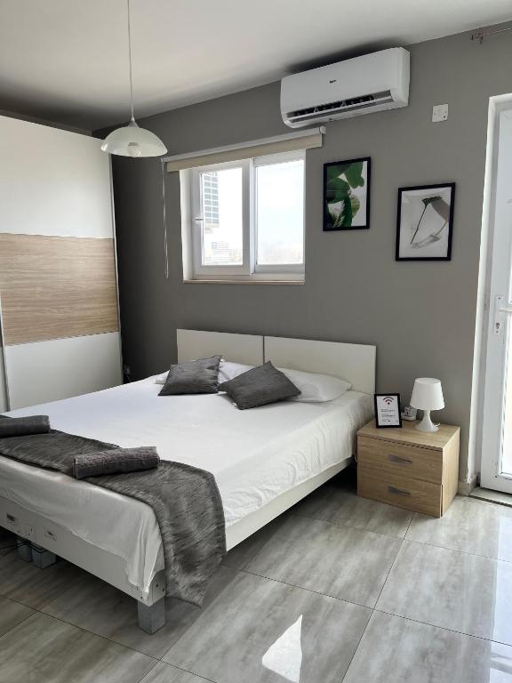Postel nebo postele na pokoji v ubytování F5 Room 1, Private Double room with private bathroom and balcony in shared Flat