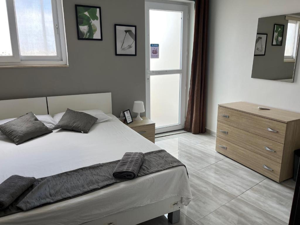 Postel nebo postele na pokoji v ubytování F5 Room 1, Private Double room with private bathroom and balcony in shared Flat
