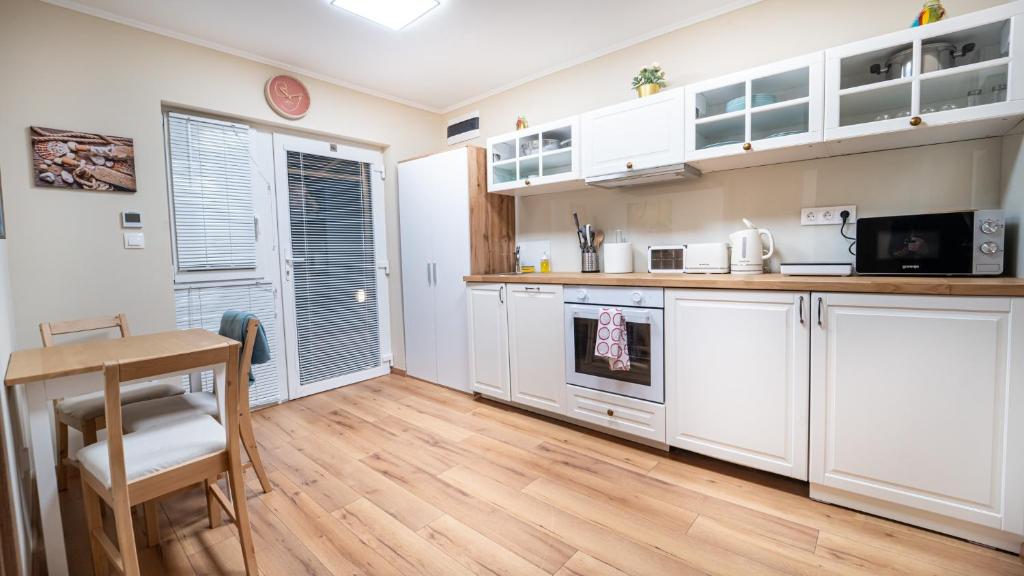 Kuchyň nebo kuchyňský kout v ubytování Palmy Home Dunakeszi