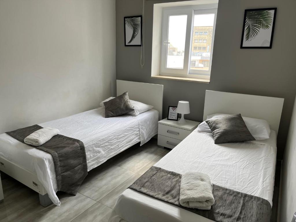 Postel nebo postele na pokoji v ubytování F5 Room 3, Private Room two single beds shared bathroom in shared Flat