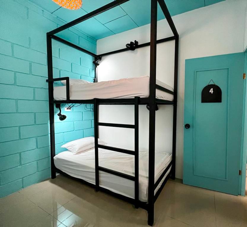 Postel nebo postele na pokoji v ubytování Lolas Hostal, Habitacion Exclusiva para Mujeres, 2 camarotes, precio por cama