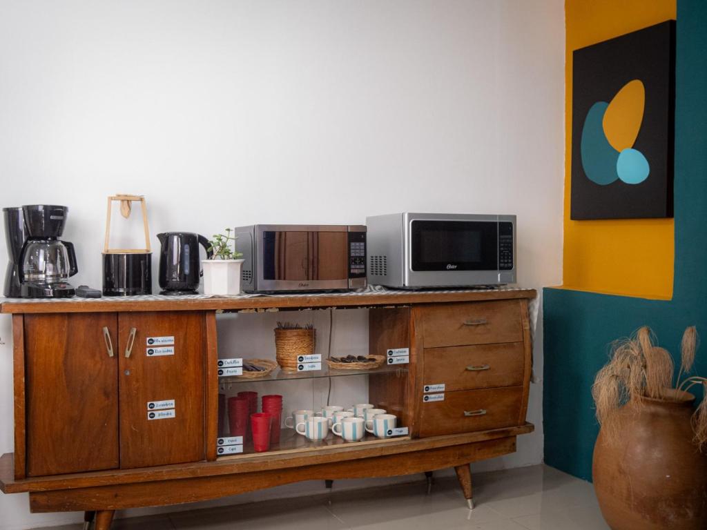 Příslušenství pro přípravu čaje a kávy v ubytování Lolas Hostal, Habitacion Exclusiva para Mujeres, 2 camarotes, precio por cama