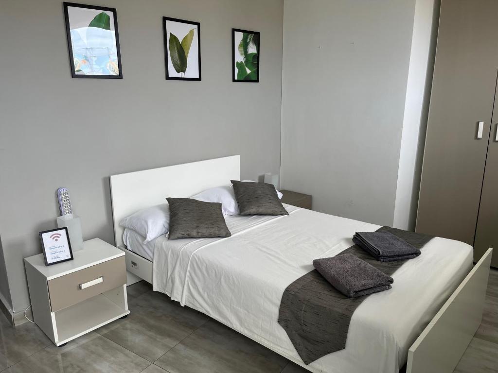 Postel nebo postele na pokoji v ubytování F6 Room 1, Private Room one small double bed shared bathroom in shared Flat