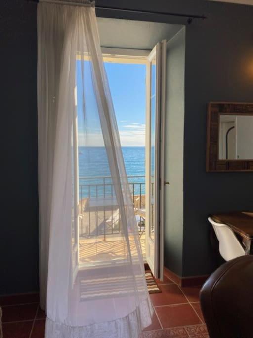 - une porte donnant sur un balcon avec vue sur l'océan dans l'établissement Stunning view, à Antibes