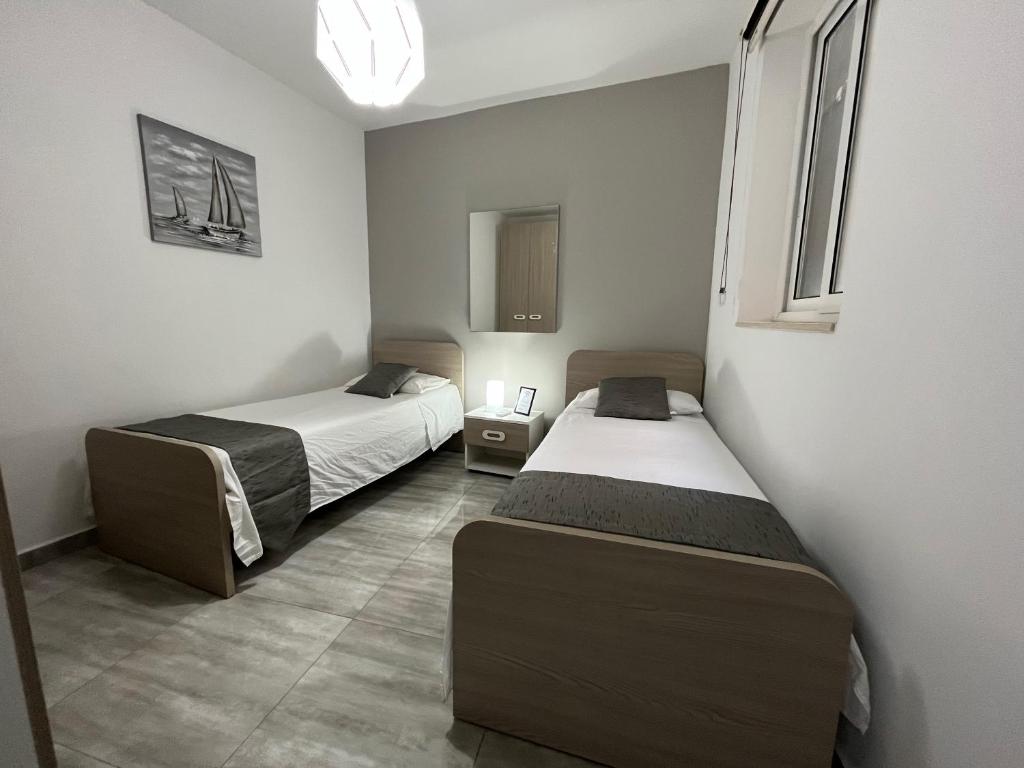 Postel nebo postele na pokoji v ubytování F7 Room 2, Private Bedroom two single beds shared bathroom in shared Flat