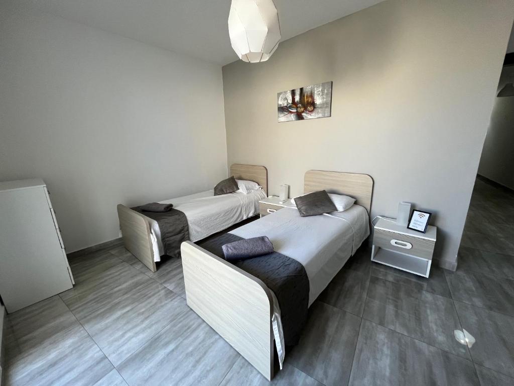 Säng eller sängar i ett rum på F7-3 Bedroom two single beds shared bathroom in shared Flat