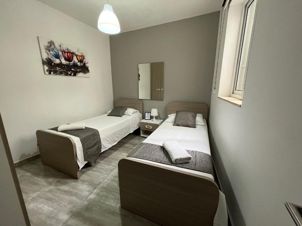Postel nebo postele na pokoji v ubytování F8 Room 2, Private Room two single beds shared bathroom in shared Flat