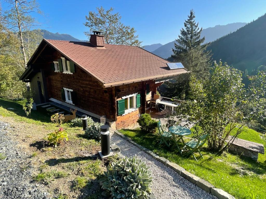 una pequeña casa al lado de una montaña en Alpenchalet Piz Hüsli, en Tschagguns
