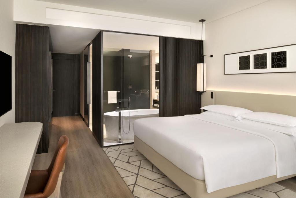 Sheraton Grand Hotel, Dubai - Club King Room - Club Lounge Access
