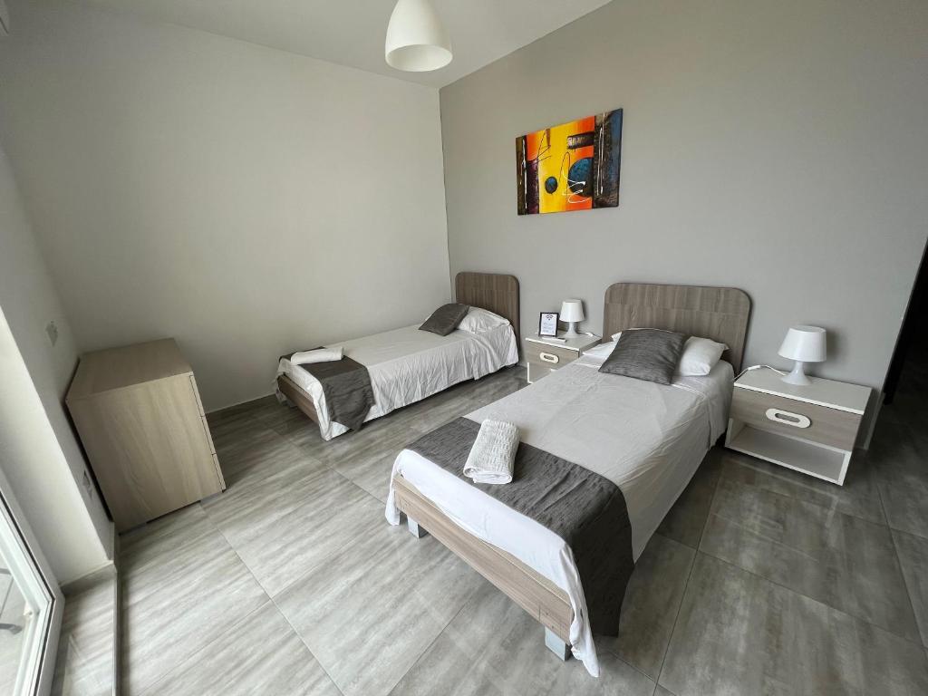 Postel nebo postele na pokoji v ubytování F8 Room 3, Private Room two single beds shared bathroom in shared Flat