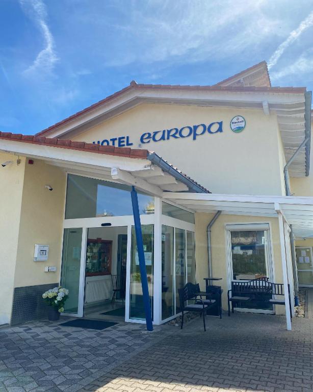 Un edificio con un cartel al costado. en Hotel Europa, en Ramstein-Miesenbach