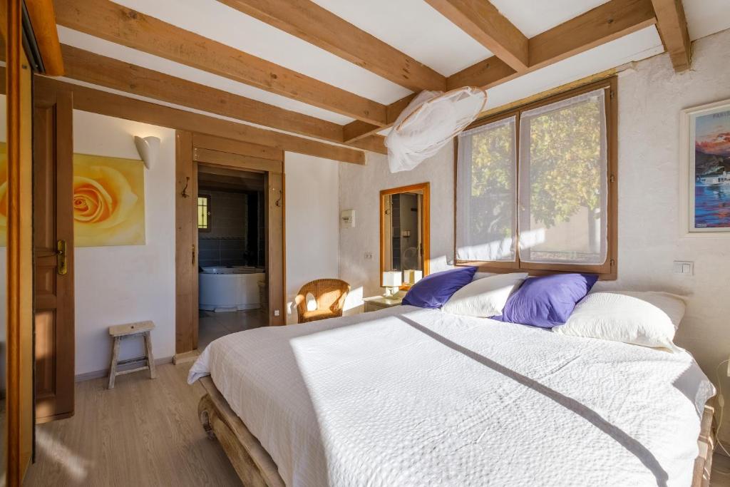a bedroom with a large bed and a window at Villa Provence Vue Panoramique - in Fayence