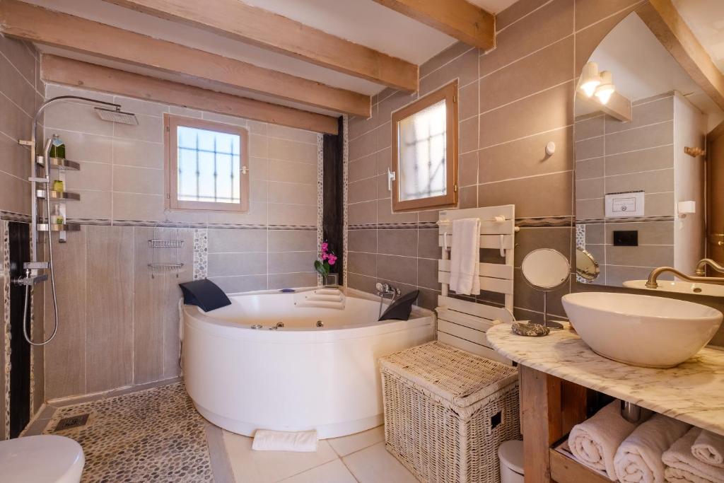 a bathroom with a large tub and a sink at Villa Provence Vue Panoramique - in Fayence