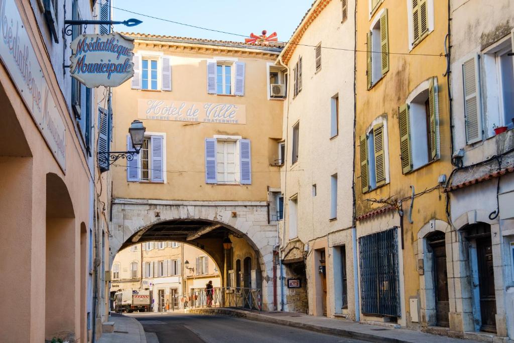 an alley with an archway between two buildings at Villa Provence Vue Panoramique - in Fayence