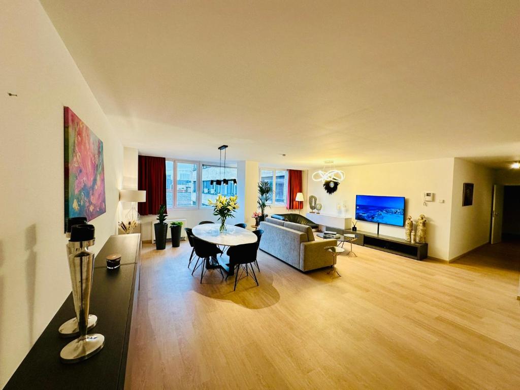 ein Wohnzimmer mit einem Tisch und einem Sofa in der Unterkunft Urbanstay Suites Grand Place Luxury Apartment in Brüssel