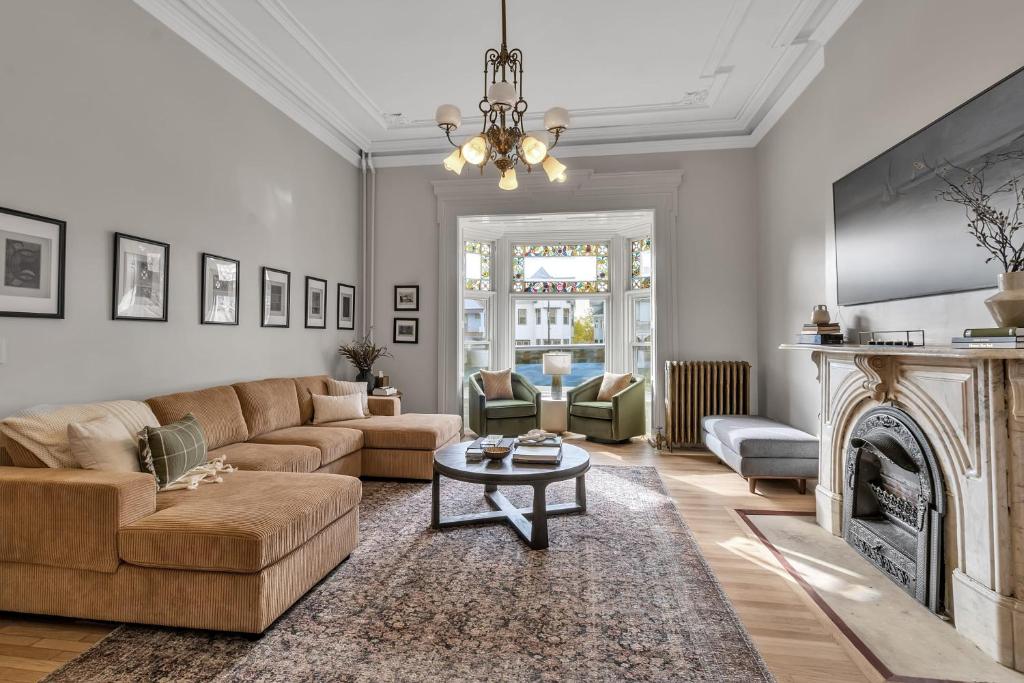 Posezení v ubytování Spacious Second Empire Suite at the Platt Mansion