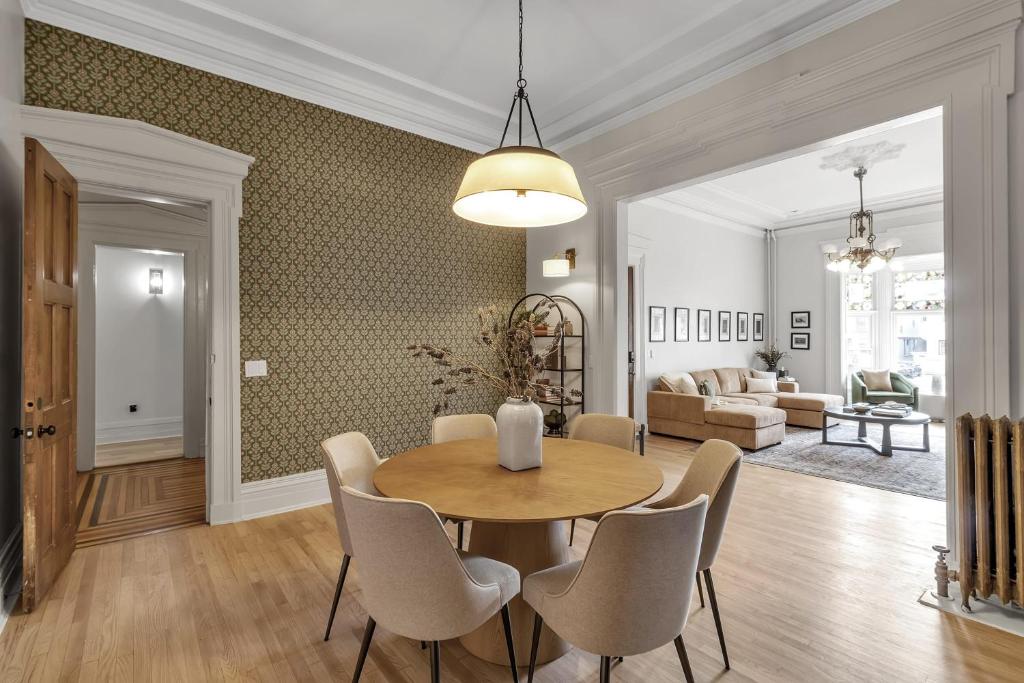 Posezení v ubytování Spacious Second Empire Suite at the Platt Mansion