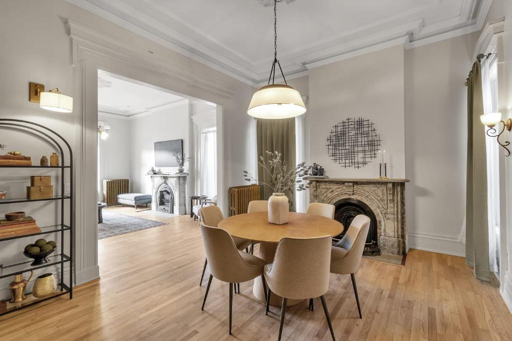Posezení v ubytování Spacious Second Empire Suite at the Platt Mansion