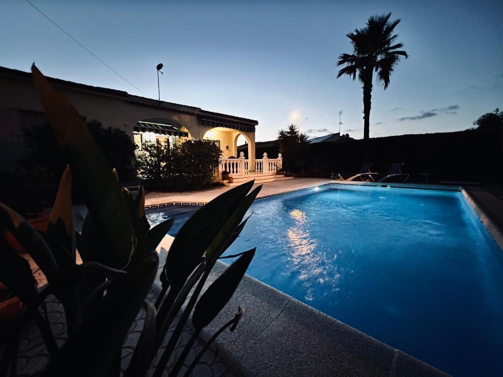 Bazén v ubytovaní Charming one-floor villa with private pool in Los Balcones alebo v jeho blízkosti