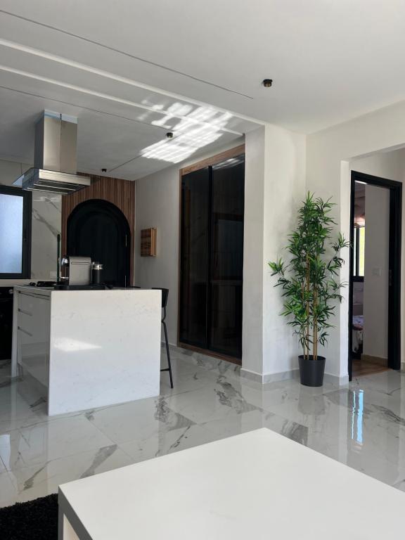 TV a/nebo společenská místnost v ubytování Coin Confort 2 chambres de luxe avec piscine