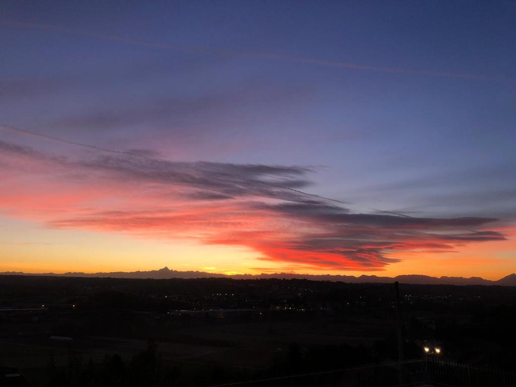 una puesta de sol con un rojo en el cielo en Agriturismo, en Tigliole