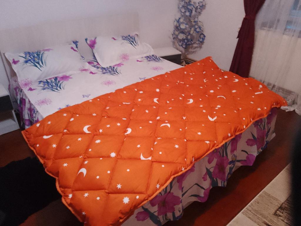 an orange umbrella sitting on top of a bed at Casa Roxy in Cristian