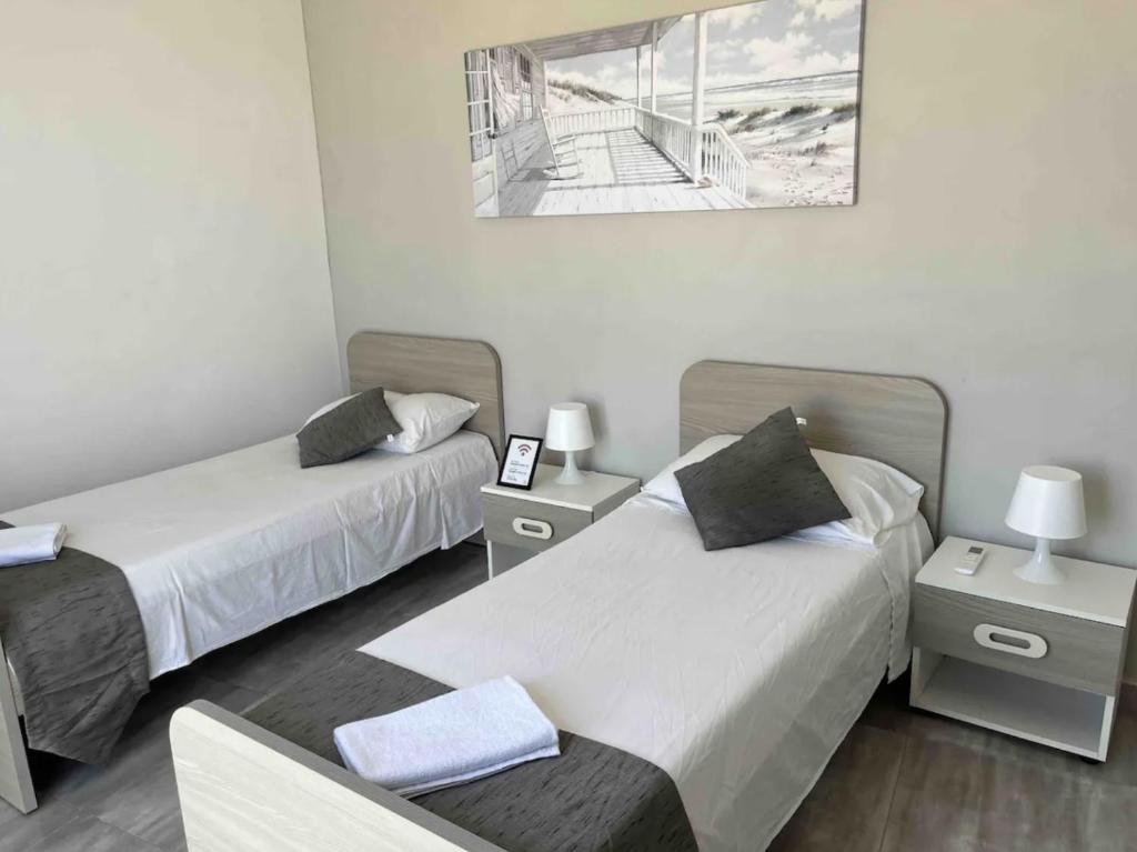 Postel nebo postele na pokoji v ubytování F12 Room 1, Private Room two single beds shared bathroom in shared Flat