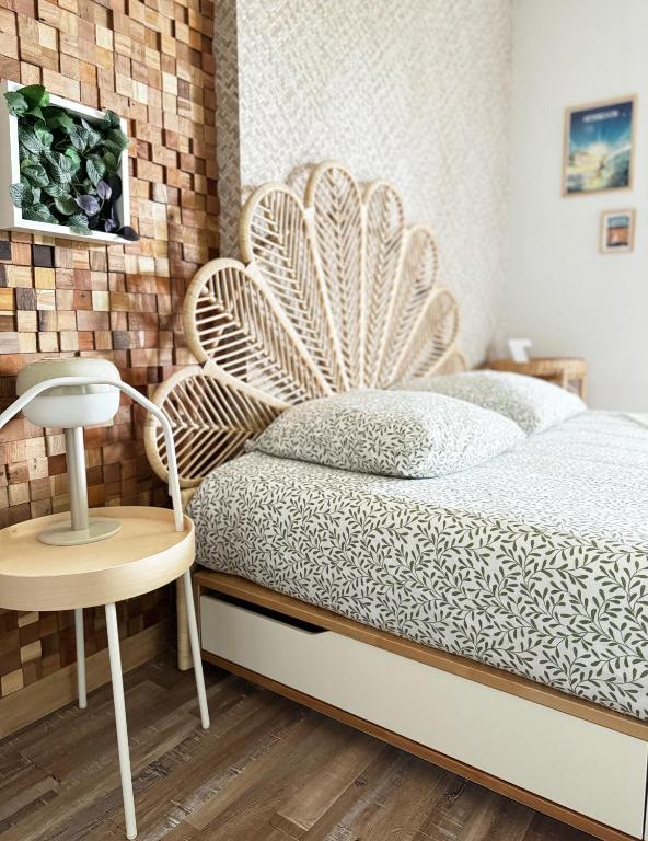 Postel nebo postele na pokoji v ubytování La Forêt des Pins - Free Check-In - Wifi - Parking Privé - Netflix - Draps & Serviettes inclus
