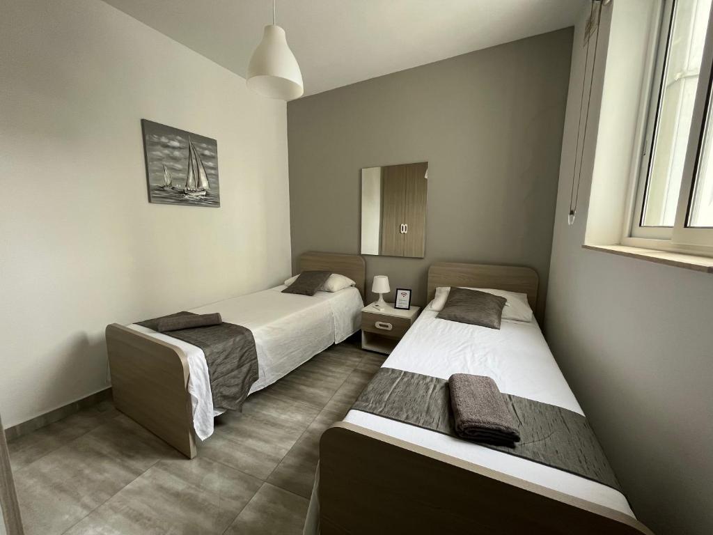 Postel nebo postele na pokoji v ubytování F10 Room 2, Private Room two single beds shared bathroom in shared Flat