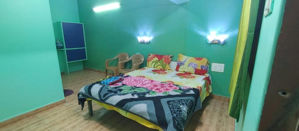een slaapkamer met een bed in een groene kamer bij Bluestar cottage in Matheran
