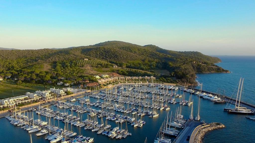 una vista aerea su un porto turistico con molte barche di Marina di Scarlino Resort a Puntone di Scarlino