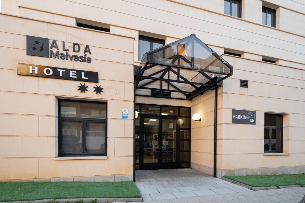 ein Hotelgebäude mit einem Schild, das Alida Mendez liest in der Unterkunft Hotel Alda Malvasía in Haro